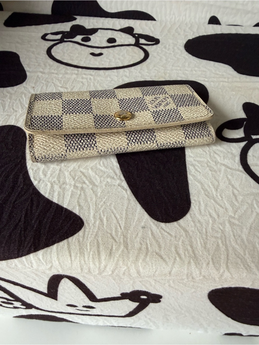 Authentic LV Damier Checkered Beige 4 Key/Trifold Case great shape. No Peeling. - Picture 10 of 13